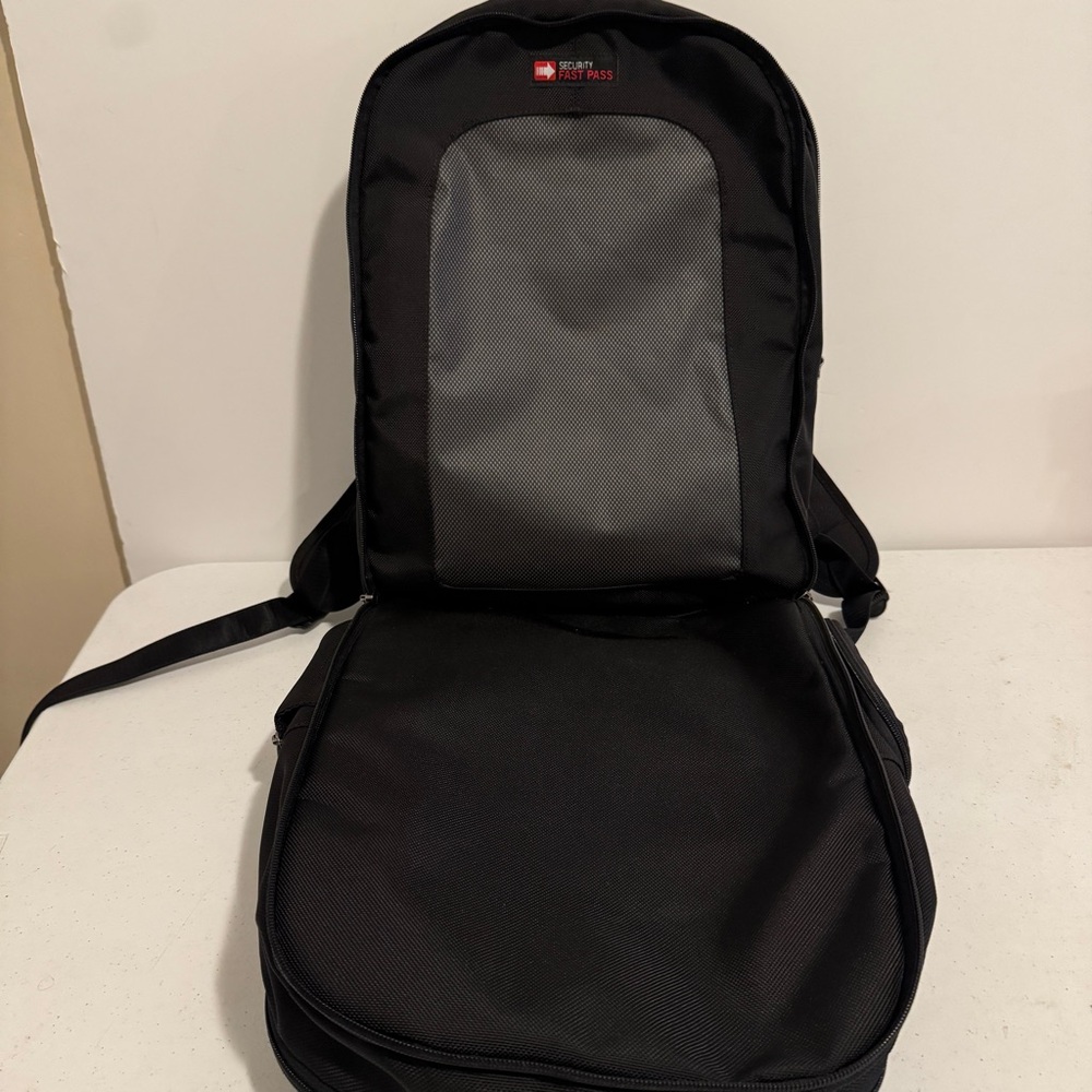 Victorinox Swiss Army Black Architecture 3.0 Zipper Laptop Backpack 31322301 - Picture 7 of 16